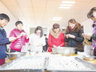 锦龙电力公司锦能水电公司为一线运行的职工包饺子