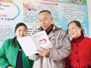 七师驻128团17连“访惠聚”工作队给职工宣传精准扶贫政策