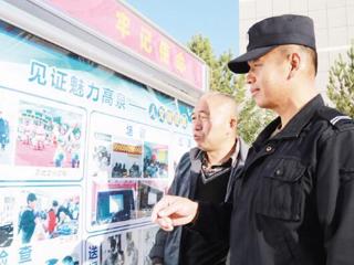 一二四团：党员参观主题教育图片展