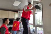第七师胡杨河市“雷锋车队”队员为独居老人做家务