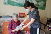 关爱老人 情暖端午