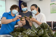 粽香话端午 情满邻里情
