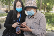 天北新区绿波里社区关工委开展“五老”智能手机培训活动