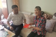 慰问贫困党员 传递温暖真情