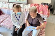 天北新区英华里社区工会开展防范养老诈骗宣传活动
