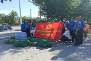 一二五团：情系环卫工 夏日送关怀
