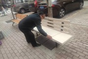 维修小区破旧长椅 服务邻里暖人心