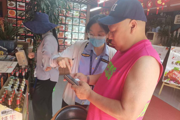 天北经开区毓秀里社区联合胡杨河市市场监督管理局 对辖区商铺开展联合大检查活动
