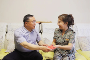 宋学华走访慰问师市党员先进代表