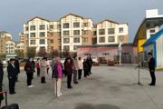 一三〇团胡杨苑社区：上门送学收党费 贴心服务老党员