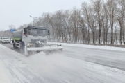 全力清扫路面积雪 保障道路交通安全
