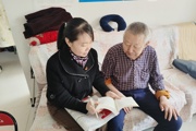 送学上门传党声   党员学习不掉队
