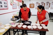 元宵节里吃汤圆 温情满满暖人心