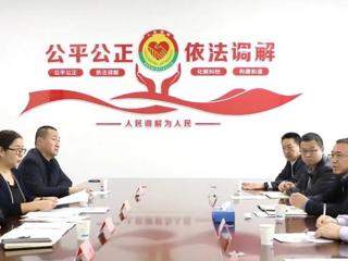 宋学华深入一三〇团信访调解室下访接访群众时要求：全心全意解民忧纾民困暖民心