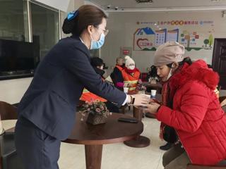 数九寒冬季，七师胡杨河市工会驿站暖如春