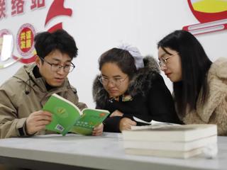 七师胡杨河市：农家书屋不打烊 群众冬闲“充电忙”
