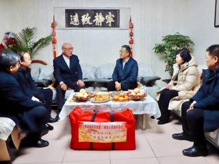 李华斌走访慰问老干部老党员送祝福贺新春