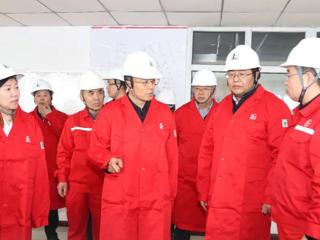 李华斌在石油企业调研
