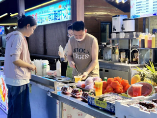 七师胡杨河市：升腾“烟火气” 点亮“夜经济”