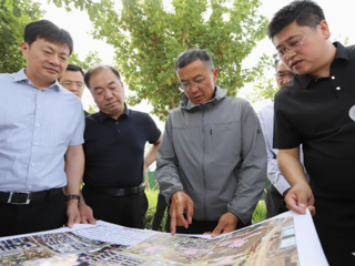 李华斌在天北经开区、一三一团调研时强调：统筹推进新型城镇化和乡村全面振兴