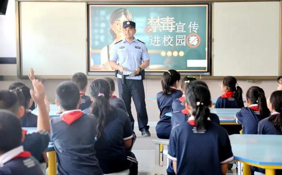 警惕“邮票”“跳跳糖”！七师胡杨河市禁毒宣传揭穿新型毒品伪装