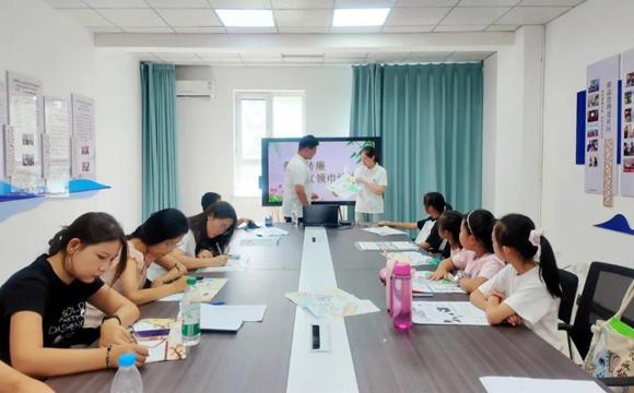 七师胡杨河市：青年学子“三下乡” 七彩假期润童心