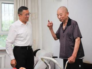 七师胡杨河市领导在“八一”建军节前走访慰问