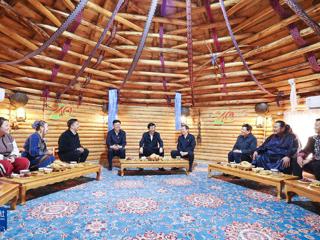 中央代表团在新疆多地看望慰问各族干部群众 王沪宁参加活动后带领一分团返京