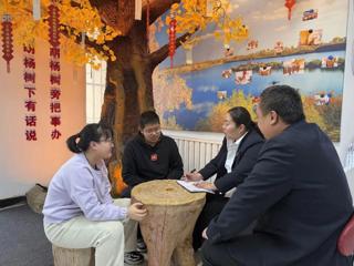 四中全会精神在基层丨“胡杨树下”听民声 基层治理有温度！一三〇团创新机制打通服务群众“最后一公里”