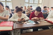 【胡杨河畔石榴红】一二八团康盛里社区妇联开展“以梳传情 感恩母爱”母亲节主题活动