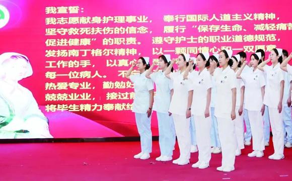 七师胡杨河市：“白衣天使”用专业与温情守护群众健康