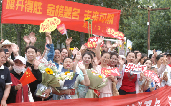 七师胡杨河市：护考暖人心 逐梦向未来