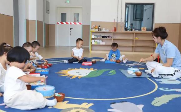 第七师胡杨河市：育幼有保障 补贴暖民心