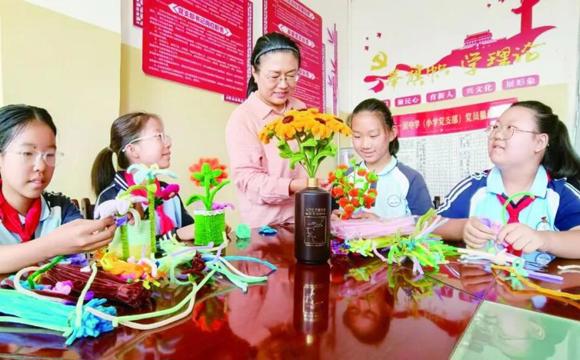 第七师胡杨河市中小学校持续推动特色育人实践